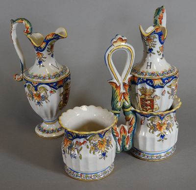 VIEUX-ROUEN Huilier-vinaigrier en faïence à décor floral et …