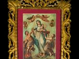 une image représentant un tableau d'une femme entourée d'anges, dans un cadre doré