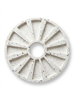 une image représentant un objet circulaire blanc sur une surface blanche