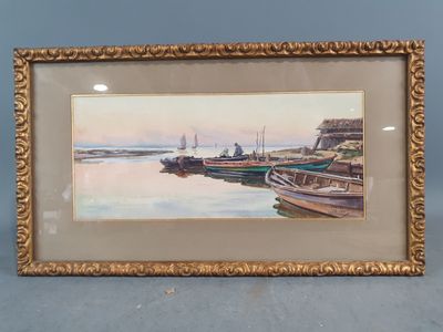 tableau représentant des bateaux sur l'eau, dans un cadre doré, sur un fond bleu