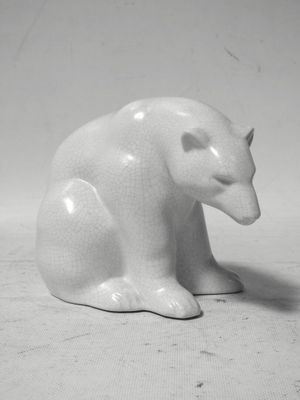 photo en noir et blanc d'une figurine en céramique représentant un ours polaire sur fond blanc