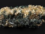 gros plan d'un morceau de roche sur une surface noire