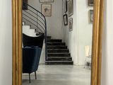 un grand miroir accroché au mur de la pièce