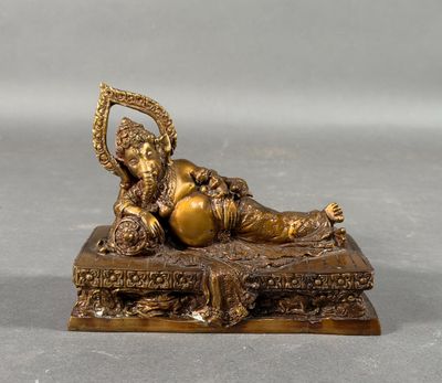 INDE. GANESH couché. Epreuve en bronze à patine médaille.