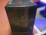 une enceinte posée sur une table dans une pièce