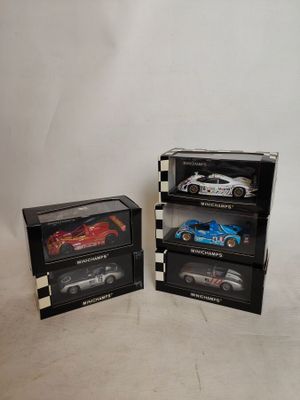 MINICHAMPS : Lot de 5 miniatures automobiles, en boîte vitri…