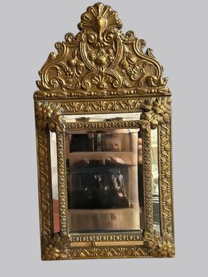 un miroir avec un cadre doré, dans lequel on voit un chien