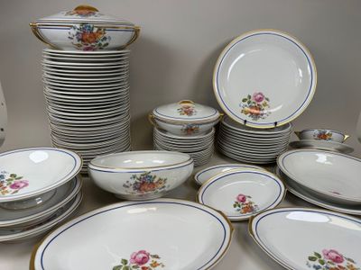 beaucoup d'assiettes et de bols sur la table