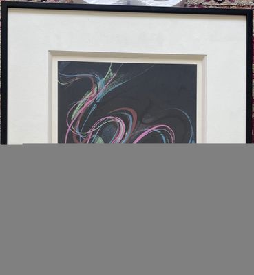 tableau représentant une image en noir et blanc avec des volutes roses et bleues, dans un cadre blanc