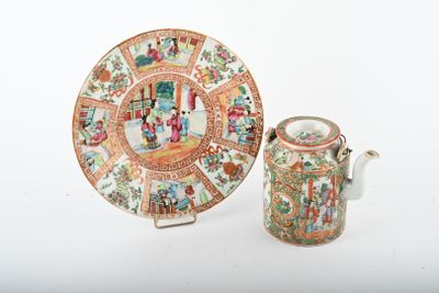 CANTON. Une assiette et une verseuse en porcelaine (accident… - Photo 1