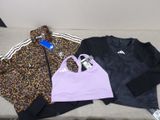 trois vêtements pour femme, dont une veste à imprimé léopard, un haut et un legging
