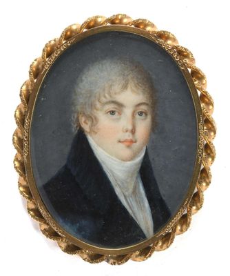 portrait d'un homme en manteau noir et chemise blanche