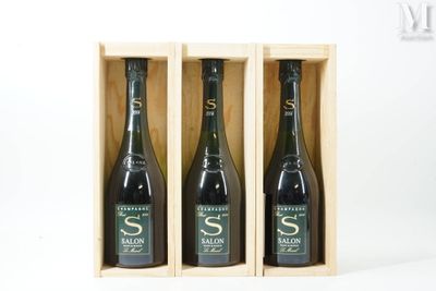 deux bouteilles de vin dans un coffret en bois sur une surface blanche
