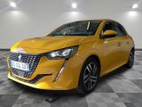 une voiture jaune garée dans un garage au sol en damier