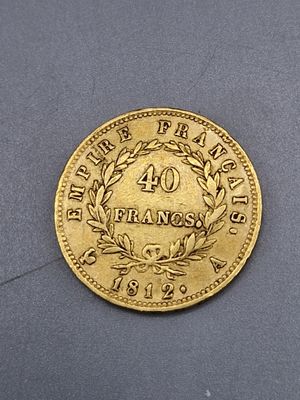 Gros plan sur une pièce d'or ornée d'une couronne.