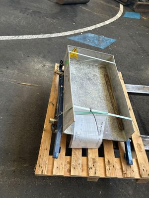 une palette sur laquelle est posée une caisse