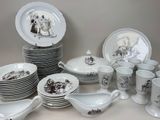 un grand nombre d'assiettes et de tasses posées sur une table