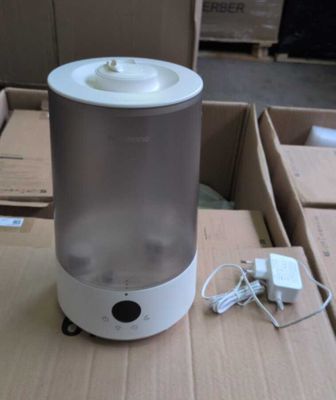 un petit humidificateur posé sur une boîte en carton