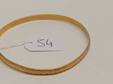 Gros plan sur un bracelet en or portant une étiquette