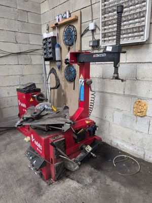 une machine rouge qui se trouve dans un garage