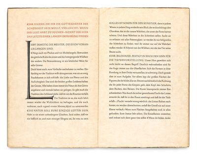 un livre ouvert avec l'image d'un oiseau dessus