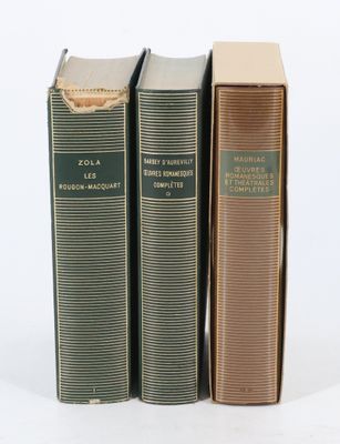 trois livres superposés sur une surface blanche