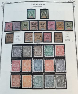 une vaste collection de timbres provenant du monde entier