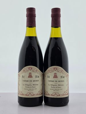 deux bouteilles de vin posées sur une table l'une à côté de l'autre