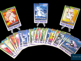 un lot de cartes posées sur une table