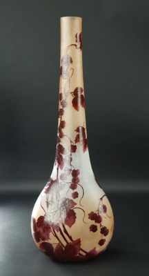 un vase avec un motif floral sur une table
