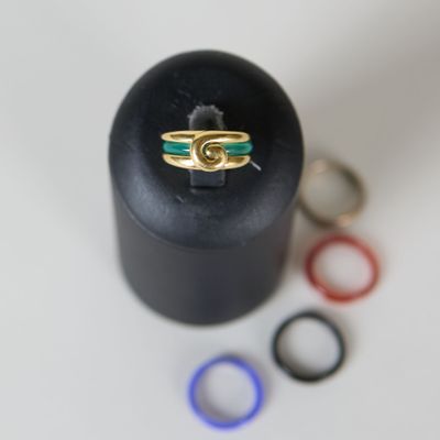 une bague posée sur un coffret noir