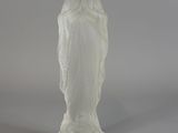 une image représentant une statue blanche d'une femme sur fond blanc