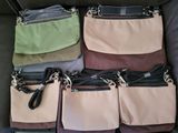 six sacs à main à l'arrière d'une voiture