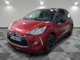 la citrole rouge est garée dans le garage sur un sol en damier