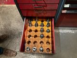 un tiroir dans lequel se trouvent tout un tas d'outils