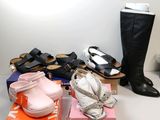 de nombreuses paires de chaussures qui traînent par terre