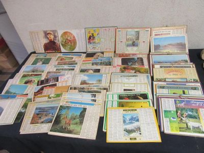 une table sur laquelle sont posés tout un tas de livres et de magazines