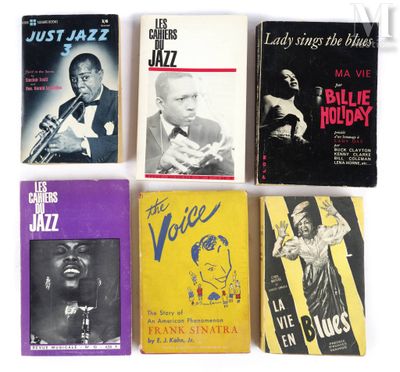 Plusieurs livres sur le jazz sont alignés sur une surface blanche