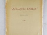 un vieux livre posé sur une table recouverte de papier