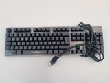 un clavier d'ordinateur posé sur une table
