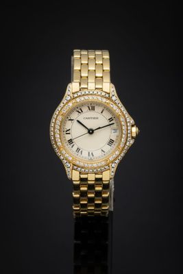 une montre-bracelet en or jaune 18 carats sertie de diamants