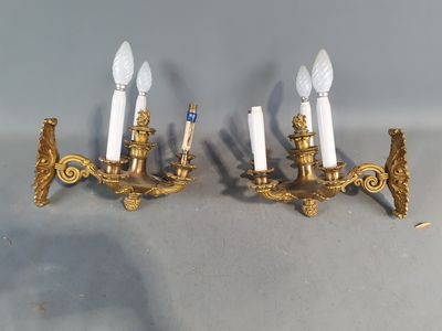 paire d'appliques murales anciennes en laiton avec bougies blanches