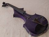 un violon violet posé par terre