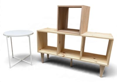 une petite table sur laquelle est posé un miroir et une étagère sur laquelle est posé un miroir