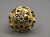 une image d'une bague en or ornée de pierres multicolores
