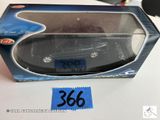 une boîte contenant une maquette de voiture, posée sur une table
