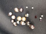 de nombreuses perles de différentes couleurs sur un tissu noir