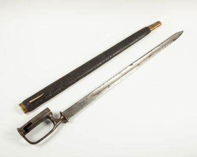 Deux types d'outils différents sont représentés sur une surface blanche.