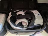 une mallette contenant un casque audio et un ordinateur portable