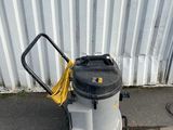 une machine garée au bord de la route